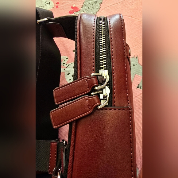 Michael Kors leather Riverton sling pack Unisex - Picture 2 of 4